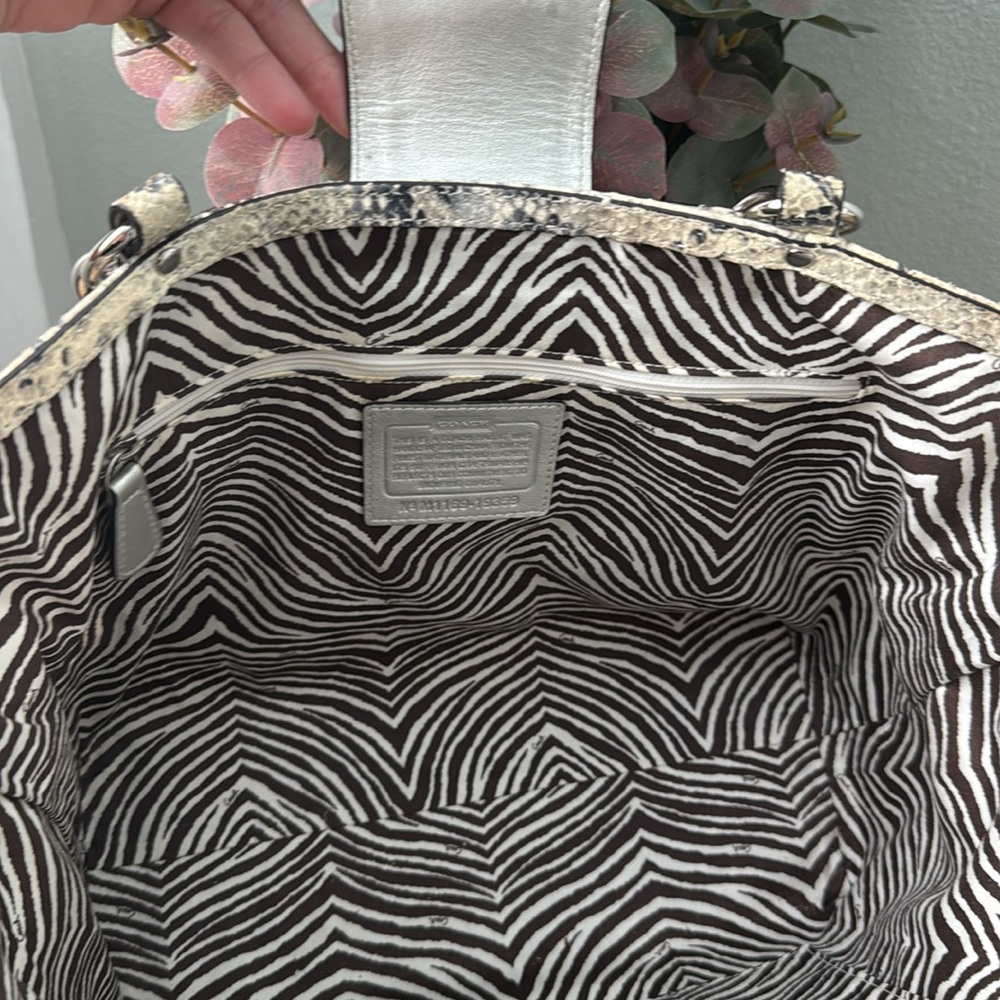 Coach Straw Tote - Picture 9 of 9